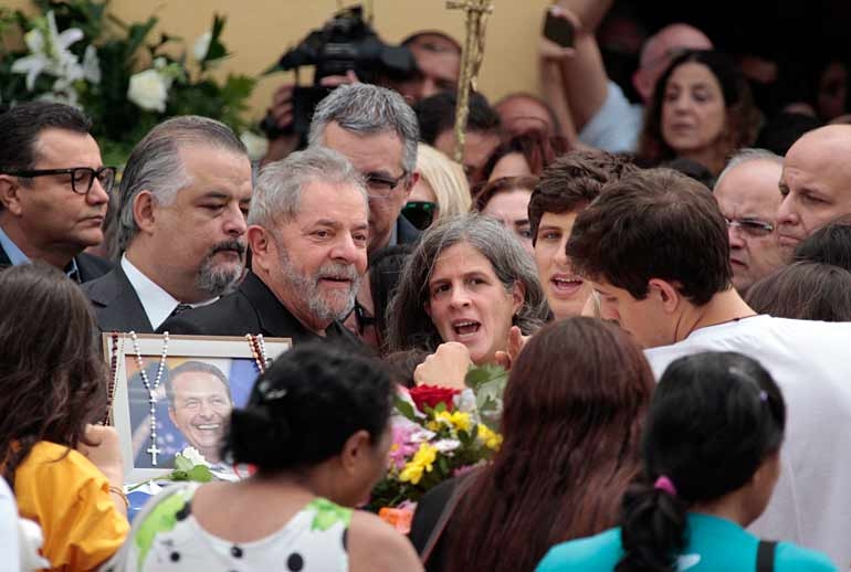 Lula ao lado da viúva Renata Campos no velório de Eduardo Campos
