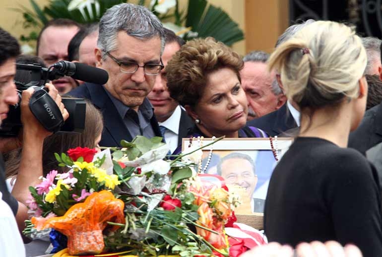 Dilma e Alexandre Padilha comparecem ao velório de Eduardo Campos, Carlos Percol e Alexandre Severo