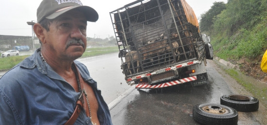 Adelmo Ferreira passou por um buraco, entre Pombos e Vitória, a roda do caminhão foi arrancada e ele quase capotou. Foto: Alexandre Gondim/JC Imagem