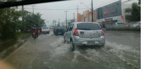 Água cobre toda a pista da Avenida Mascarenha de Moraes, na Zona Sul / Foto: Reprodução do Twitter