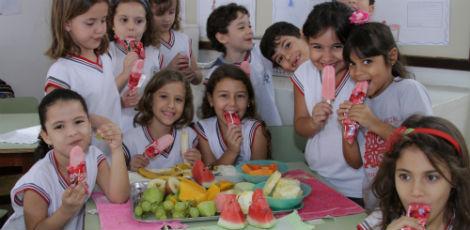 Uma vez por semana as crianças comem frutas e ganham picolé / Foto: Luciana Ourique/JC Imagem