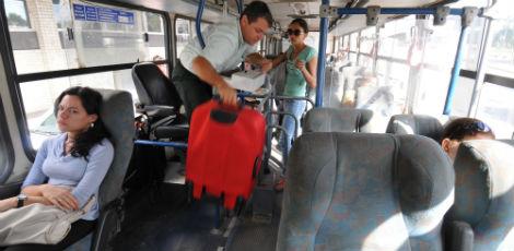 Passageiros têm dificuldades para levar bagagens nos ônibus / Foto: Clemilsom Campos/JC Imagem