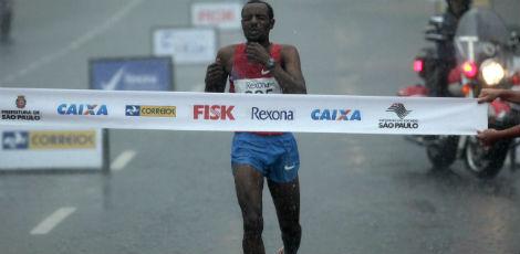 Tariku Bekele ganhou debaixo de muita chuva / Foto: AE