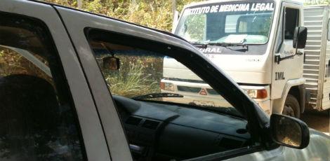 Carro ficou com o vidro do lado do carona destruído / Foto: Carlos Eduardo Santos/Especial para o JC