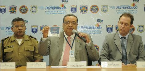 Secretário Wilson Damázio apresentou a nova estratégia durante balanço da violência em 2011 / Tiago Calazans/JC Imagem