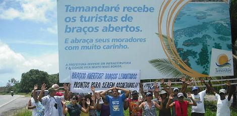 Residentes protestam em frente à placa que convida os turistas / Foto: Cláudia Barroso/Voz do Leitor