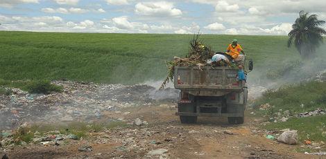 Caminhões despejam lixo livremente no local / Foto: Fernando Melo/Voz do Leitor