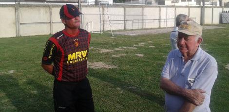 Seu Zuza visitou o filho, o técnico rubro-negro Mazola Júnior, no treino desta quinta-feira, na Ilha do Retiro. / Divulgação