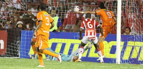 Jessuí (9) marca o segundo gol do Serra Talhada / Foto: Bobby Fabisak/JC Imagem