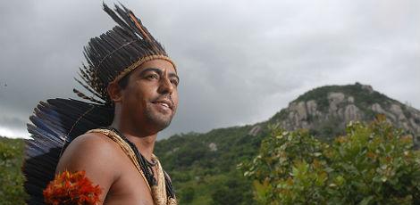 Marcos Xucuru diz que há mais índios no local / Foto: Hélia Scheppa/JC Imagem