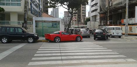Carro permaneceu toda a tarde estacionado na faixa / Foto: Fernando Ribeiro/Voz do Leitor