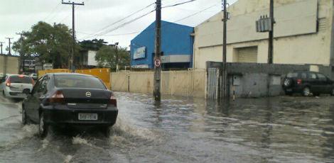 Na Avenida Recife, água da chuva ficou cumulada em vários pontos, criando retenção do tráfego / Foto: @renatorbarros / Instagram