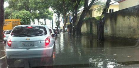 Rua do Espinheiro foi uma das primeiras a ficarem alagadas no Recife / Foto: Hamilton Valerio/Twitter