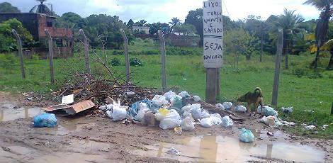 Lixo se acumula em rua tomada pelo barro / Foto: Diego Ramon/Voz do Leitor
