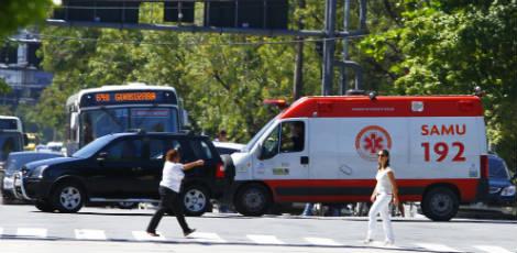 Motoristas que atuam em casos de emergência sofrem no trânsito para conseguir agilizar atendimentos / Foto: Marcelo Pastich / JC Imagem