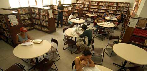 Espaços de aprendizagem,  bibliotecas são cada vez mais raras na cidade / Foto: Rodrigo Lôbo/JC Imagem