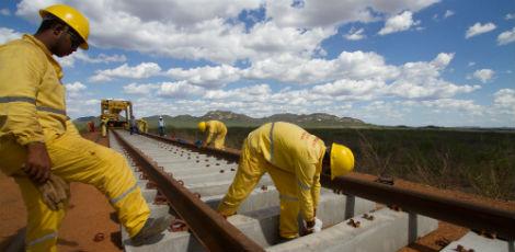 Trabalhadores durante a construção da nova ferrovia / Foto: Priscila Buhr/JC Imagem