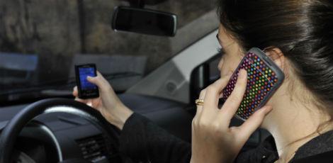 O condutor que envia SMS enquanto dirige aumenta em 23 vezes as chances de provocar acidente / Foto: Edmar Melo / JC Imagem