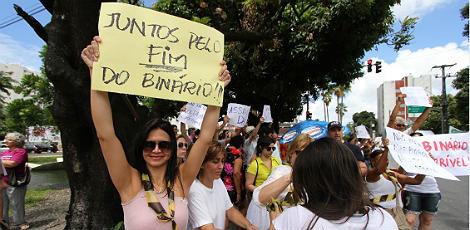 Com cartazes e carro de som, os manifestantes mostravam ser contra a mudança feita pela CTTU / Foto: Igo Bione / JC Imagem