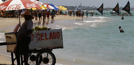Desorganização do comércio é um dos problemas verificados nas praias / Foto: Marcos Pastich/JC Imagem