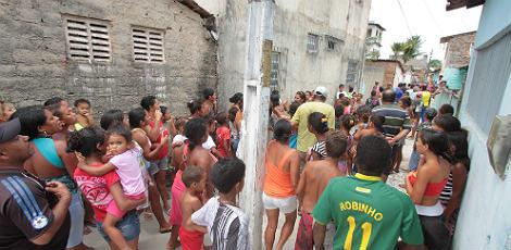 Moradores ficaram revoltados com a morte da criança / Foto: Bernardo Soares / JC Imagem