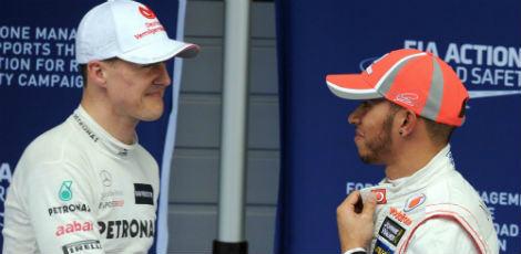 Hamilton (D) confirmou sua saída da McLaren para a vaga do veterano Schumacher (E) na Mercedes / AFP