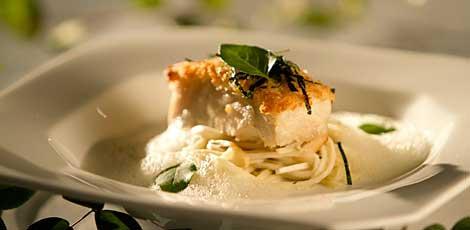Pescada-amarela em crosta de noz-moscada com espaguete de pupunha ao molho de capim-santo foi um dos pratos servidos / Igo Bione/JC Imagem