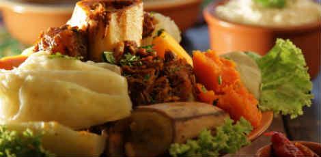 Legítimo cozido pernambucano leva carnes verdes, salgadas, embutidos, defumados e todo tipo de legume  / Heudes Régis/Jc Imagem
