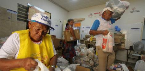 Os voluntários do Comitê da Ação da Cidadania Pernambuco Solidário preparam cesta básica de alimentos e água para famílias atingidas pela seca / Foto: Clemilson Campos/JC Imagem