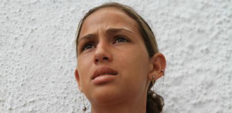 A mãe da menina, Daniele Maria Paes de Melo, de 19 anos, culpa policlínica pela morta da filha / Foto: Hélia Scheppa/JC Imagem