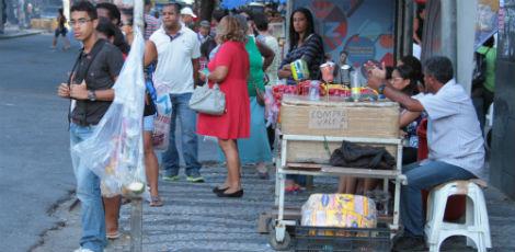 Constantemente, pedestre precisa dividir espaço com ambulantes, que ocupam as calçadas sem qualquer fiscalização do poder público / Foto: Bernardo Soares/JC Imagem