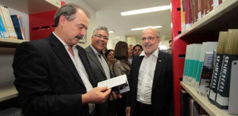Ministro da Educação, Aloizio Mercadante, participou da solenidade de inauguração da nova biblioteca do CAV / Bernardo Soares/JC Imagem