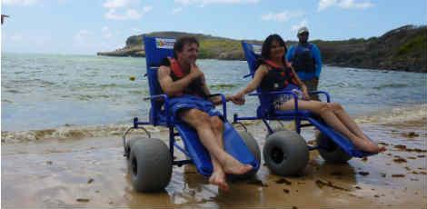 Michel Peneveyre e Yoko Farias curtem o mar de Noronha, graças ao Praia sem Barreiras / Luiza Modesto/Especial para o JC