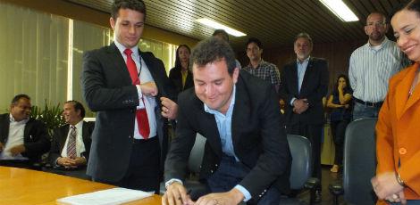 Prefeito Junior Matuto (centro) assina a ordem de repasse do terreno em Maranguape I / Foto: Almir Martins/Divulgação