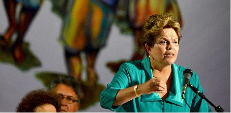 Dilma viajou acompanhada dos ministros Antonio Patriota, Helena Chagas e Fernando Pimentel / Foto: PEDRO LADEIRA / AFP