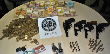 Os policiais apreenderam armas, munições e dinheiro roubado de duas agências dos Correios / Foto: Divulgação/PF
