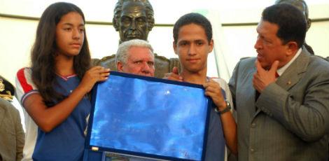 A populacao de Abreu e Lima, a 18 km do Recife, recebeu a visita do presidente da Venezuela, Hugo Chavez, em 2005 / Foto: Rodrigo Lôbo/JC Imagem