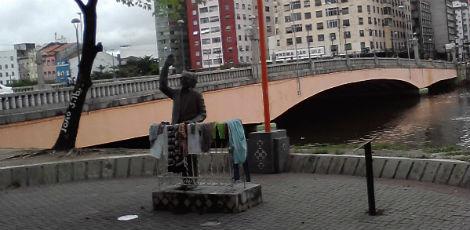 Moradores de rua usam estátua de Capiba como cabide  / Socorro Neves/Voz do Leitor