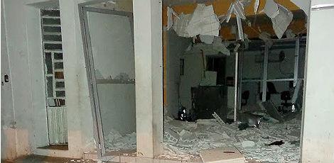 Teto do Bradesco foi ao chão e porta foi totalmente quebrada com a explosão / Foto: TARCIOVIUASSIM.COM/DIVULGAÇÃO
