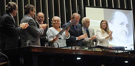 Maria Prestes (C) na recente sessão solene do Senado que devolveu, simbolicamente, o mandato cassado de Prestes  / Moreira Mariz/Agência Senado