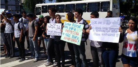 Passe livre para estudantes e desempregados é uma das reivindicações dos estudantes, que também pedem melhorias em áreas como saúde e educação / Foto: João Carvalho / JC