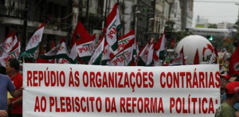 Manifestantes alinhados com o PT levaram cartazes favoráveis à realização do plebiscito / Clemilson Campos/JC Imagem