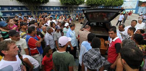 Muitas pessoas acompanharam a chegada do corpo da jovem ao cemitério de Escada / Foto: Guga Matos/JC Imagem