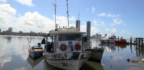 Barco Sinuelo, que realiza monitoramento de tubarões, retorna nesta quarta-feira / Foto: Guga Matos/JC Imagem