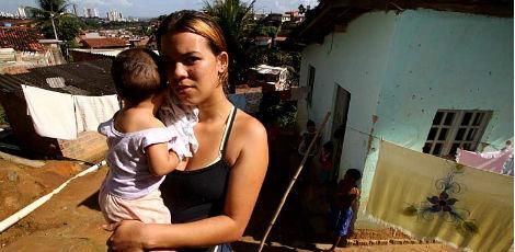 Sicleide Oliveira, 21, tem três filhos. Dedica todo o tempo ao cuidado das crianças / Foto: Guga Matos/JC Imagem