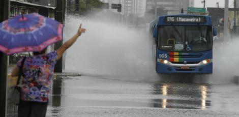 Chuva deste domingo deixou vários pontos de alagamento / Foto: Clemilson Campos/JC Imagem
