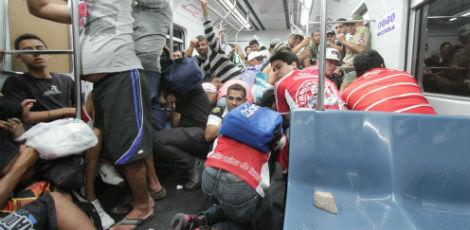 Janelas do metrô foram quebradas por pedras / Foto: Rodrigo Lôbo/JC Imagem