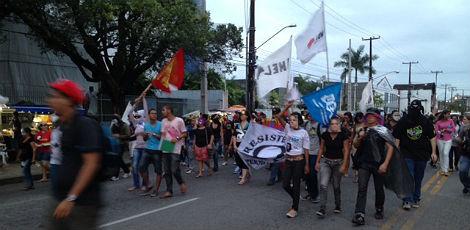 Após seguirem pela Avenida Cruz Cabugá, manifestantes se dirigiram ao Parque Treze de Maio / Foto: João Carvalho/JC