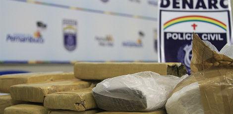 No total, foram apreendidos 14 kg de maconha, 6,5 kg de pasta base de cocaína e 1 kg de cocaína em pó / Foto: Diego Nigro/JC Imagem