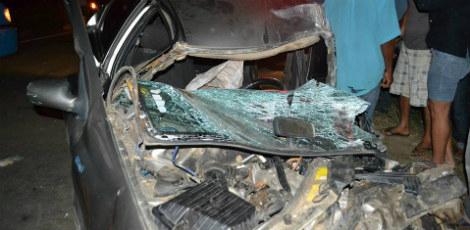 Carro ficou completamente destruído no acidente / Foto: Vertentes Notícias/Cortesia